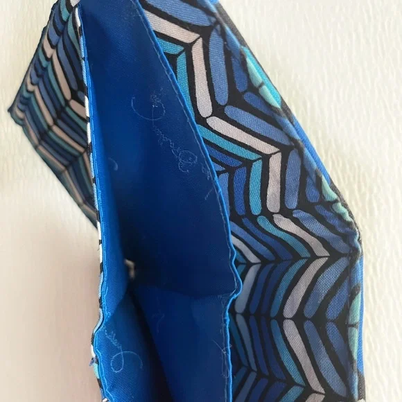 Vera Bradley Blue and White‎ Women’s Wallet - Picture 3 of 8